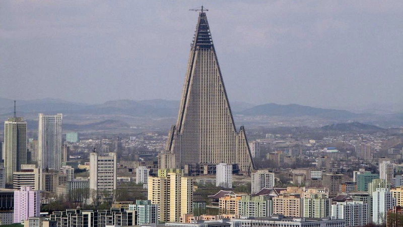 Illustration for article titled The Stark Beauty Of The World's Tallest Unoccupied Buildings
